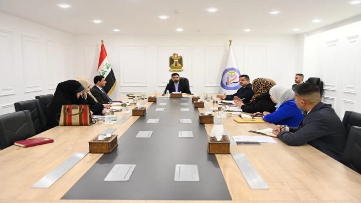 وزير العدل يوجّه بتخفيف الاكتظاظ في سجون النساء وحل مشكلات أطفالهن